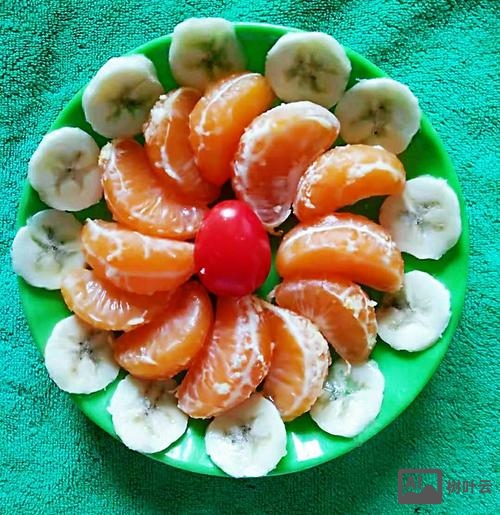 香蕉和圣女果如何摆盘