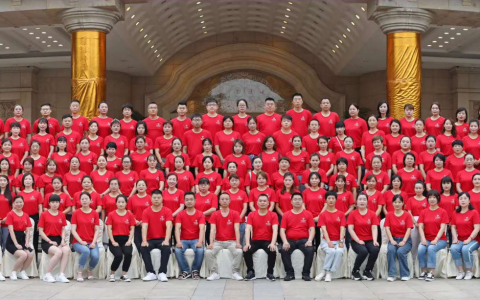 集体上镜如何拍出自然感？