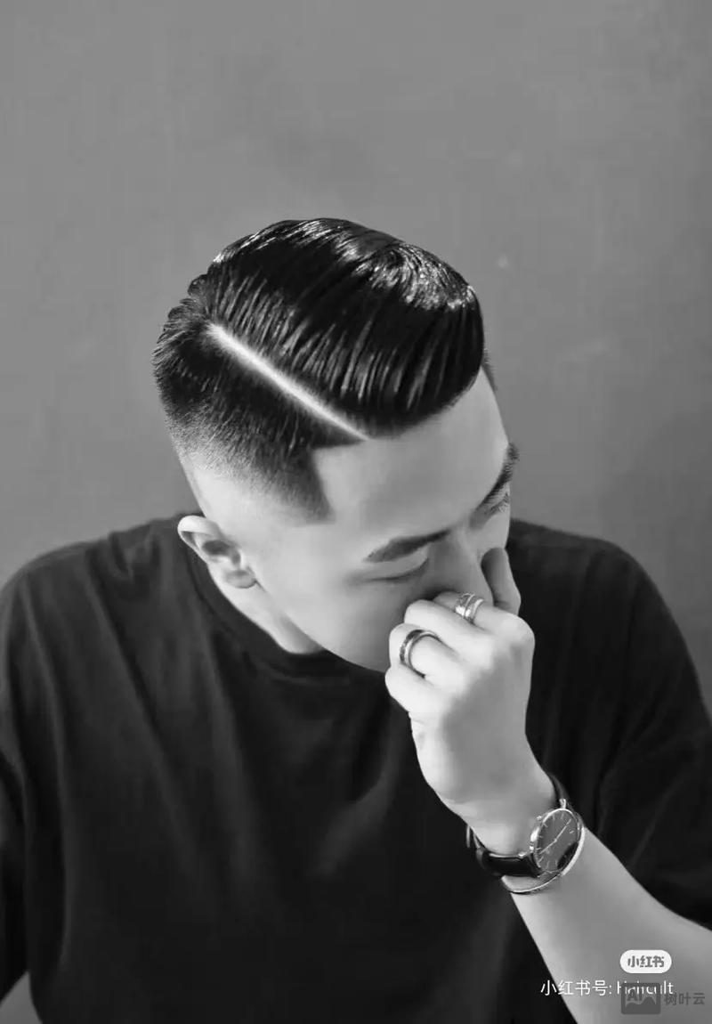 如何梳偏分背头