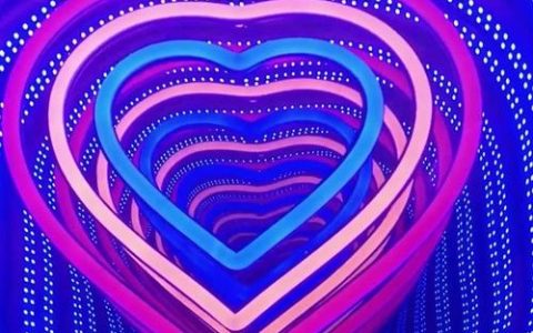 霓虹灯如何变幻出缤纷色彩？