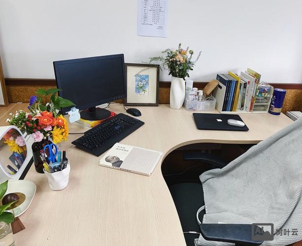 如何形容老师办公桌