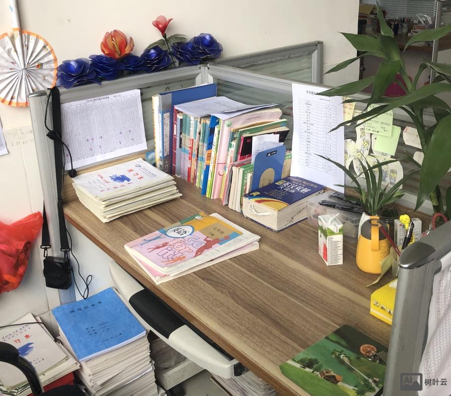 如何形容老师办公桌